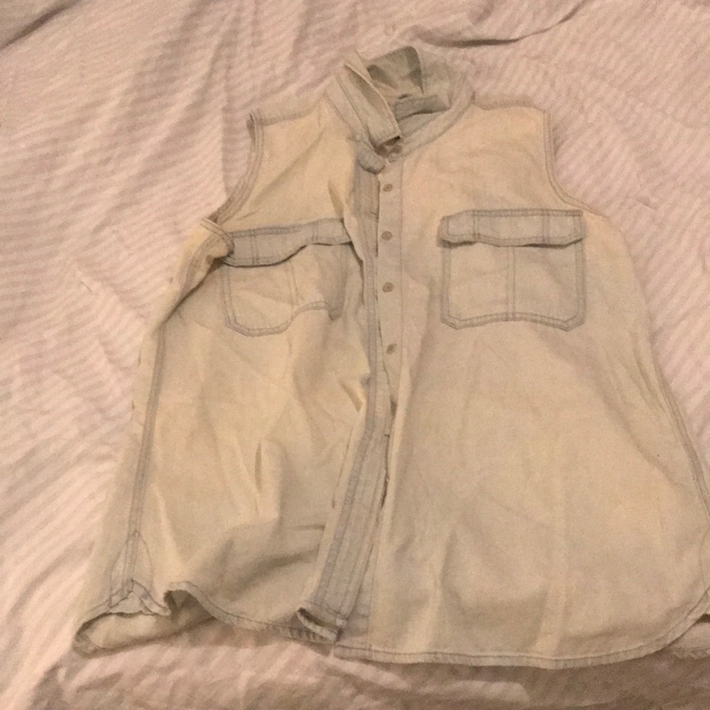 Sleeveless denim button shirt.